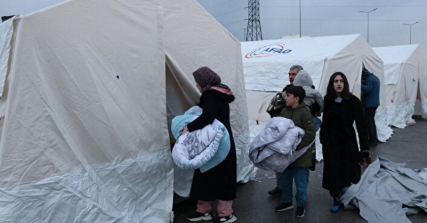 Depremzedeler çadırlara yerleşmeye başladı