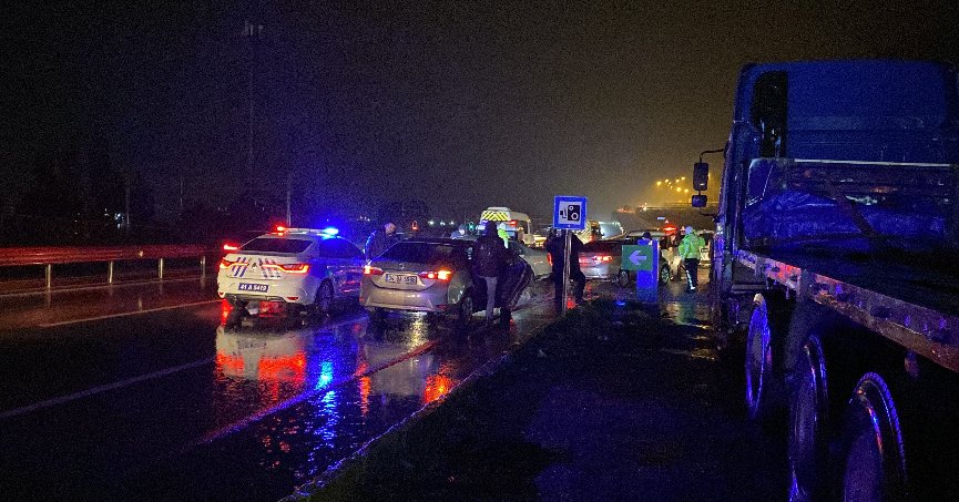 Gasp ettiği araçla 3 polis aracına çarptı: 2'si polis 3 kişi yaralı