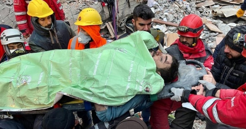 Diyarbakır'da enkazdan 27 saat sonra 1 kişi kurtarıldı