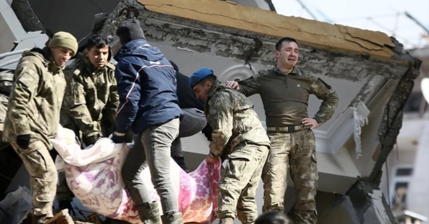 Hatay'da 30 saat sonra bina enkazlarından 2 kadın sağ çıkarıldı