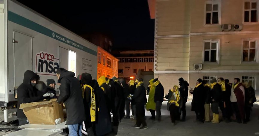 Büyükşehir’in TIR’ı Maraş’ta 15 bin ekmek 30 bin çorba ve 3 çeşit yemek dağıtımı yapıyor