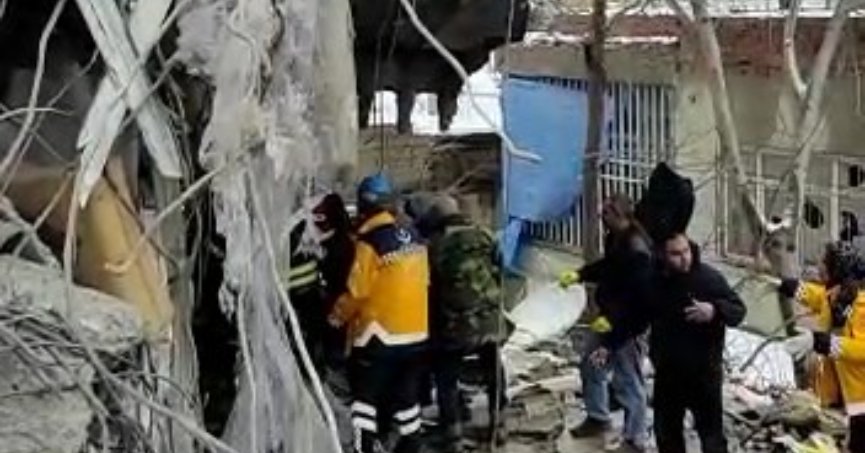 Baba ve oğlu 54 saat sonra enkazdan çıkarıldı