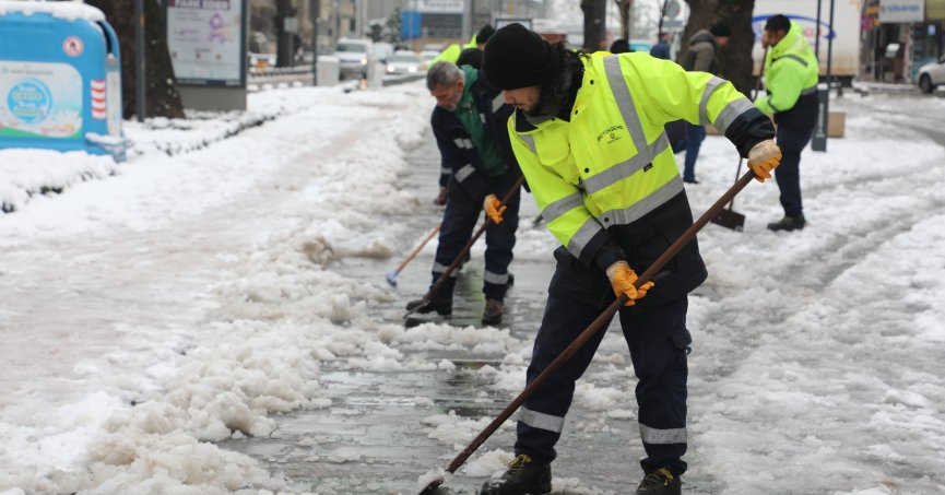 Kocaeli’de karla mücadele 7/24 sürüyor