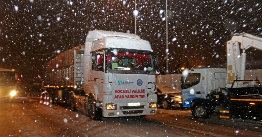 Kocaeli'den deprem bölgelerine 60 tır gönderildi