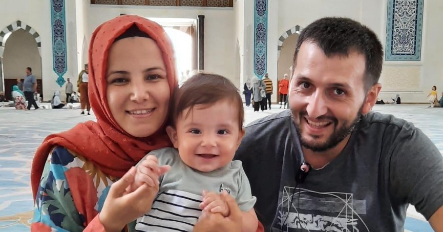 Eşi ve çocuğuyla birlikte enkaz altında can vermişti, Kocaeli'de son yolculuğuna uğurlandı