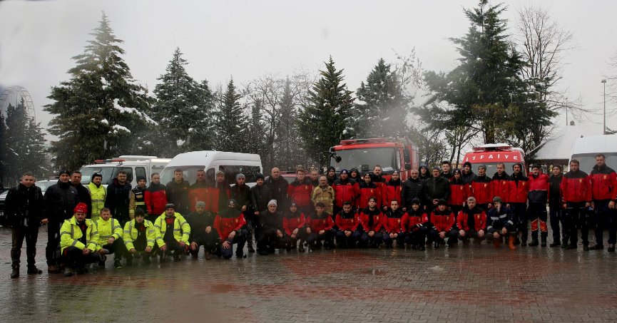 Deprem bölgesine ekipler gitmeye devam ediyor