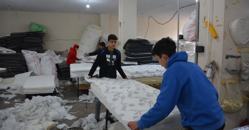 Bütün işlerini bıraktılar, depremzedeler için yatak üretiyorlar