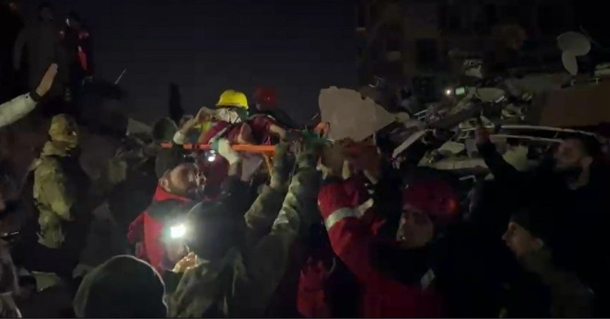 Hatay'da 6 yaşındaki Fatma 61 saat sonra kurtarıldı