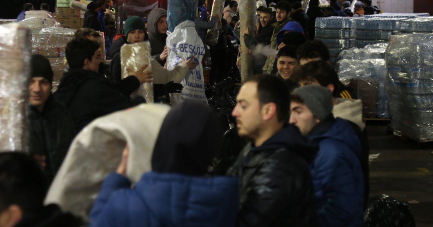 GÖLCÜKLÜLER TIRLARI YARDIM DOLDURMAYA DEVAM EDİYOR