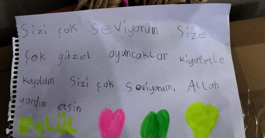 Yardım paketlerinden çıkan notlar herkesi duygulandırdı