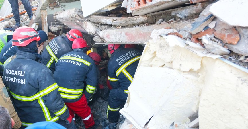 Büyükşehir 156 araç ve 524 personelle deprem bölgesinde   