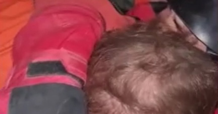 Arama kurtarma çalışanı gözyaşlarına boğuldu