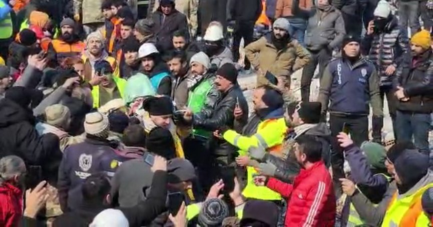 Elbistan'da 12 yaşındaki Muhammed depremden 79 saat sonra enkazdan çıkartıldı