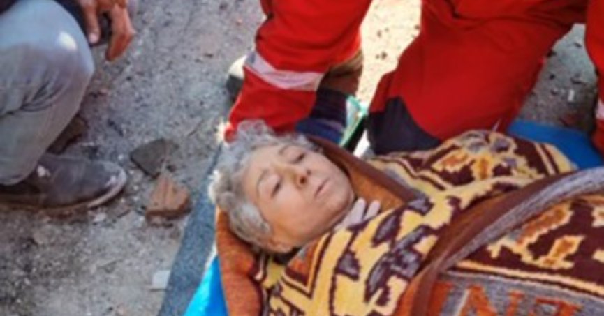 Hatay'da 78 yaşındaki kadın enkaz altından böyle çıkarıldı