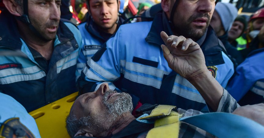 3 kişi depremin 84'üncü saatinde enkazdan sağ çıkartıldı