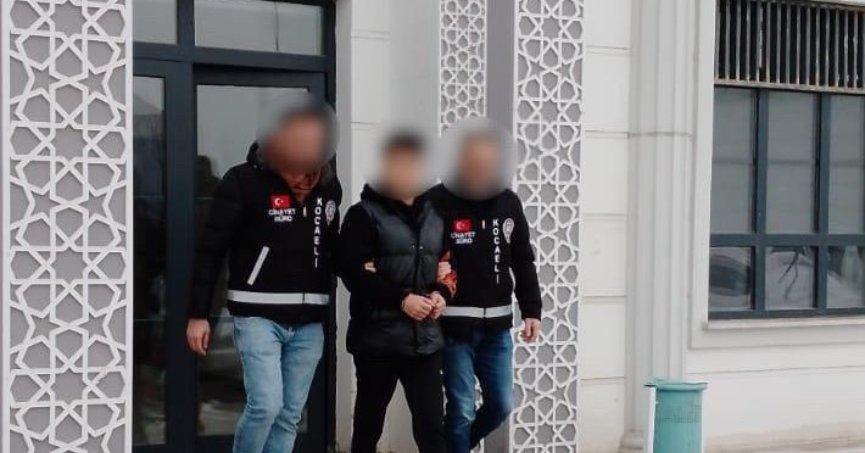 Tartıştığı şahıslardan birini bıçakla öldürdü, diğerini yaraladı