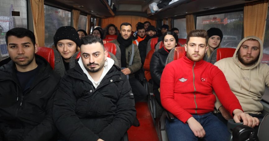 Gönüllü sağlıkçılar afet bölgesine gitmek için İzmit'ten yola çıktı