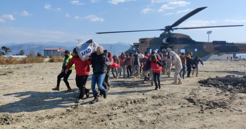 TSK’nın tahsis ettiği helikopterlerle yardım ulaştırılıyor