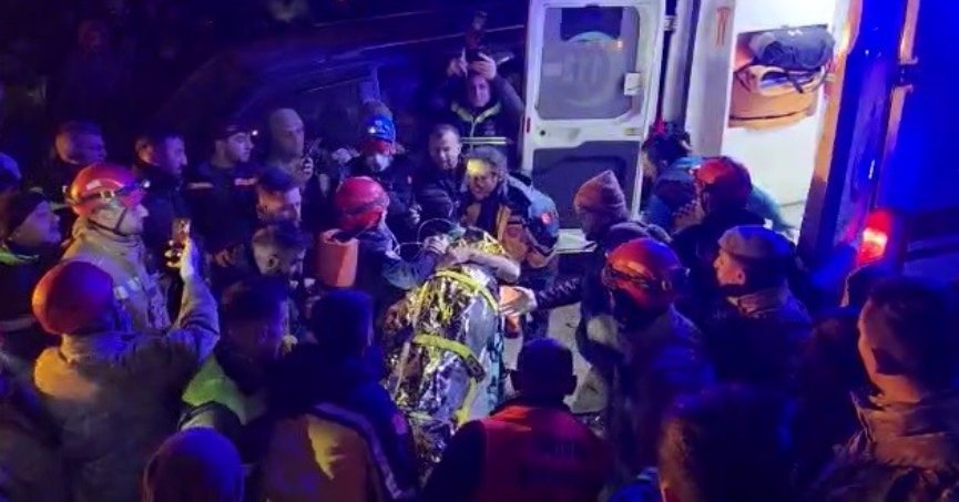 Depremin 112. saatinde enkaz altından kurtuluş