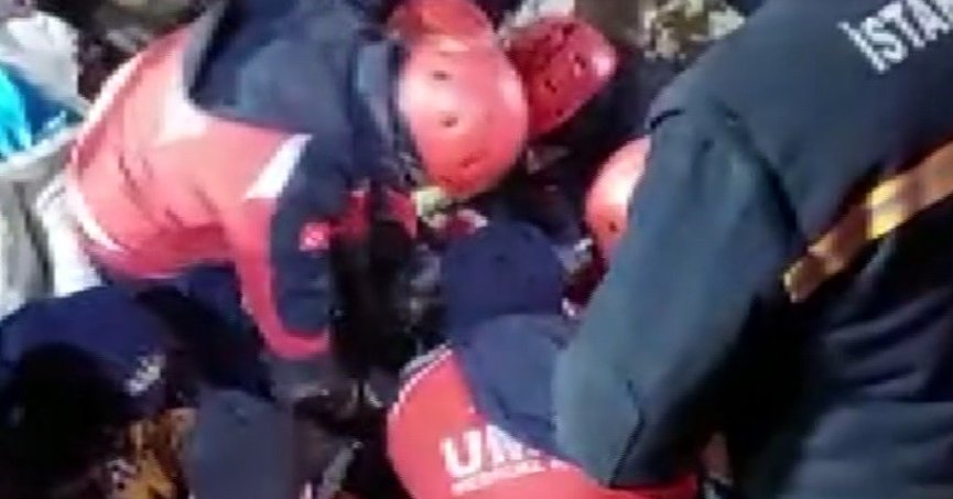 Yorgan yüklüğüne sığınarak hayatta kaldı, 105 saat sonra kurtarıldı