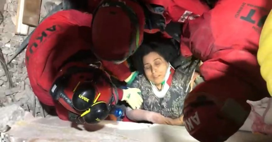 Anne ve oğlu 2 saat arayla enkazdan kurtarıldı