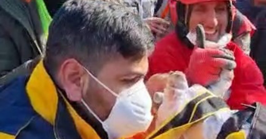 2 aylık bebek yıkıntıların arasından tam 128 saat sonra kurtarıldı