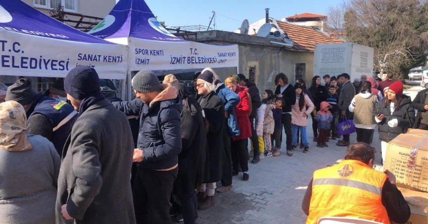 İzmit Belediyesi, Hatay’da sıcak yemek dağıtımına başladı