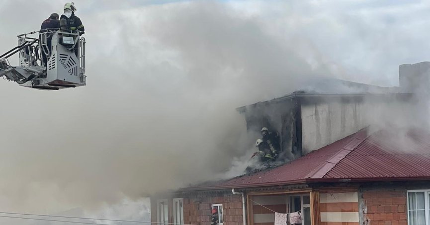 Binanın çatısında çıkan yangın paniğe sebep oldu