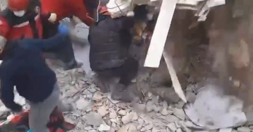 Kurtarma ekibinin enkaz altında kaldığı anlar kameraya yansıdı