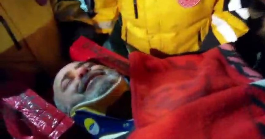 Depremin 137'nci saatinde çifte mutluluk