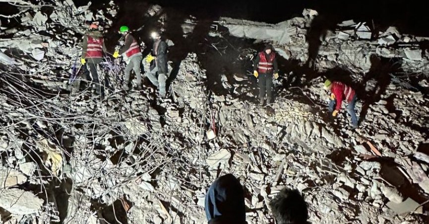 SURİYELİLER ENKAZ ALANINDAKİ ÇALIŞMA SIRASINDA HIRSIZLIK YAPMAYA KALKTILAR!