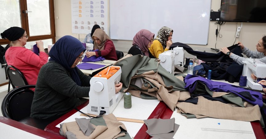 Depremzedeler için elleriyle diktiler