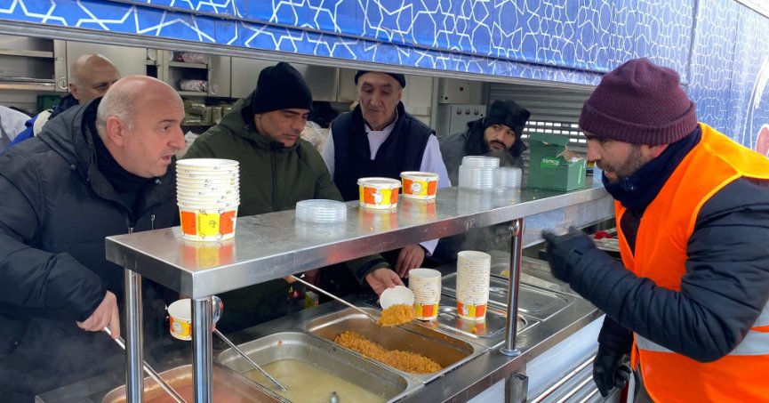 Belediye başkanları çadır kurup, aşevinde yemek dağıtıyor