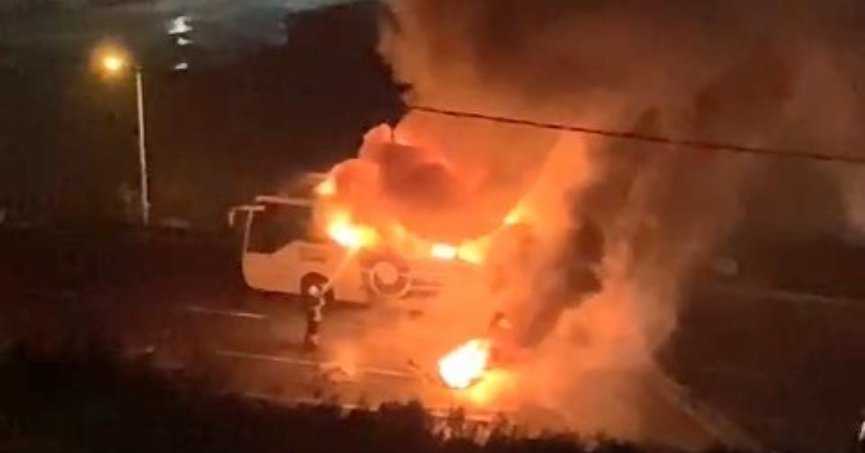 Kocaeli'de yolcu otobüsü alev alev yandı