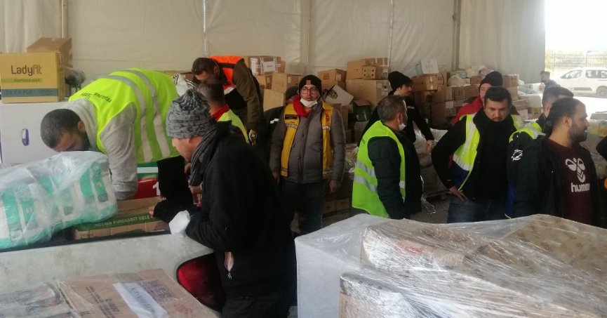 Hatay Defne’ye ulaşan tüm yardımlar Büyükşehir koordinesinde dağıtılıyor