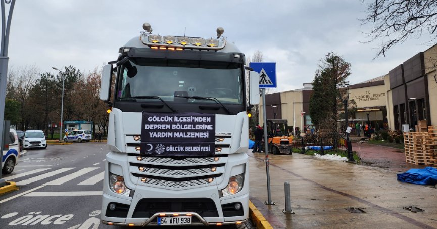 GÖLCÜK'TEN DEPREM BÖLGELERİNE 41 TIR YARDIM MALZEMESİ