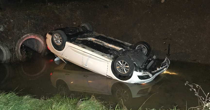 Başka araca çarpmamak için manevra yapan otomobil dereye uçtu