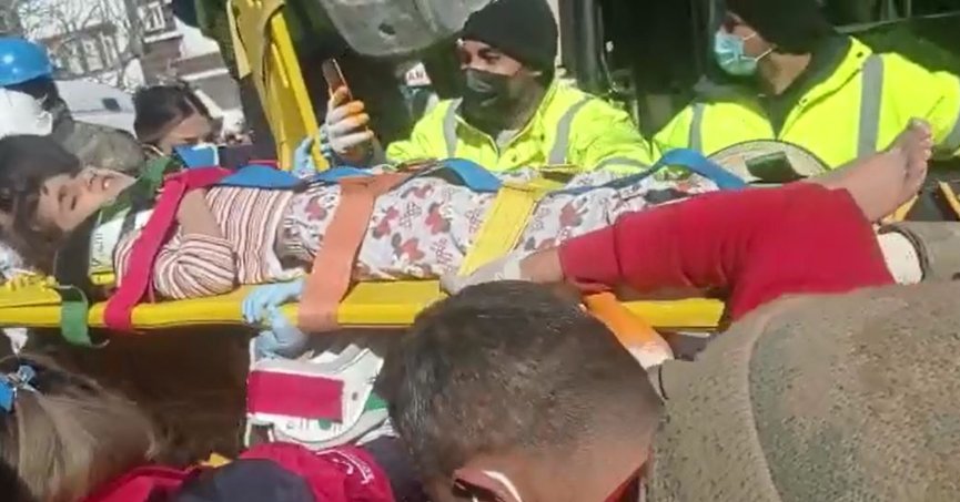 JÖH timleri 177 saat sonra enkazdan 7 yaşındaki Hivay’ı sağ olarak çıkardı