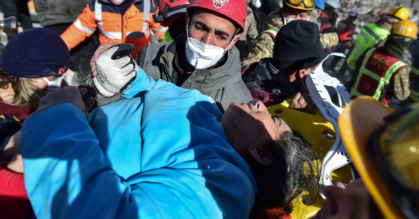 180'inci saatte enkazdan sağ çıkarılan kadın: “Çok üşüdüm, ayaklarımı örtün”