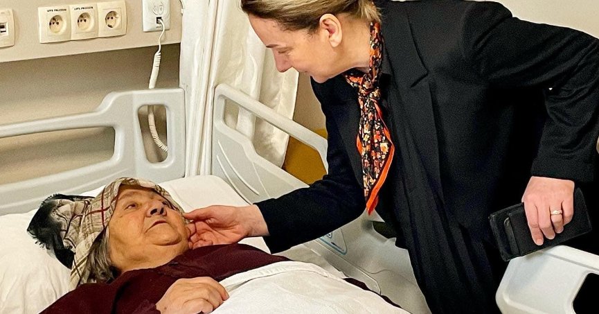 Zeybek, deprem bölgesinden döndü,  soluğu yaralıların yanında aldı