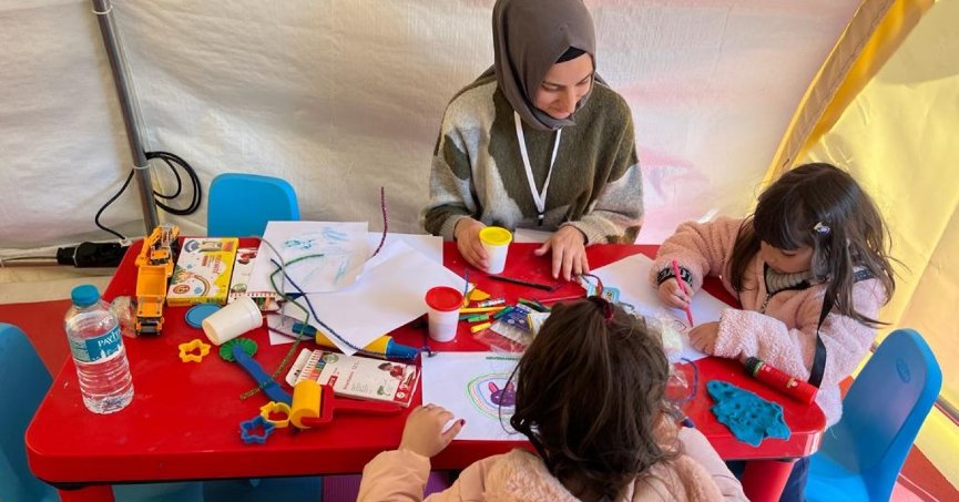 Çocuklar oyunlarla depremin acısını unutmaya çalışıyor