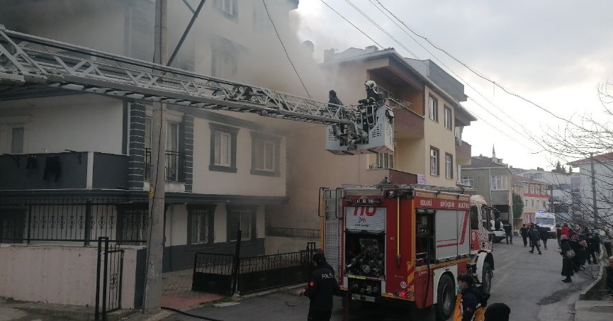 Yangında mahsur kalan özel birey itfaiye ekipleri tarafından kurtarıldı