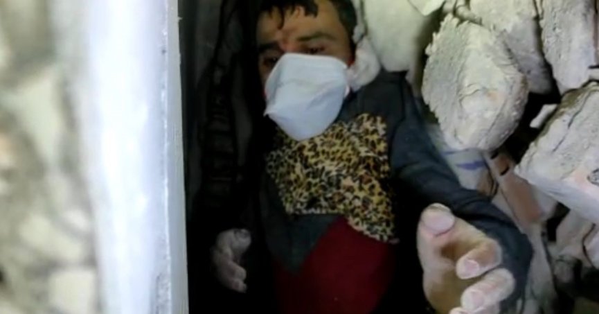 KOCAELİ EKİPLERİ BABA VE KIZI ENKAZDAN ÇIKARDI