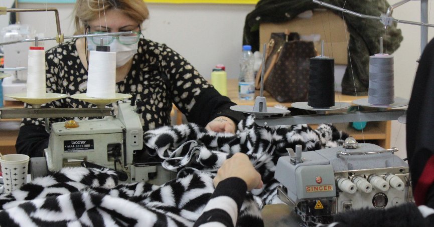 Dikiş makineleri depremzedeler için çalıştırılıyor