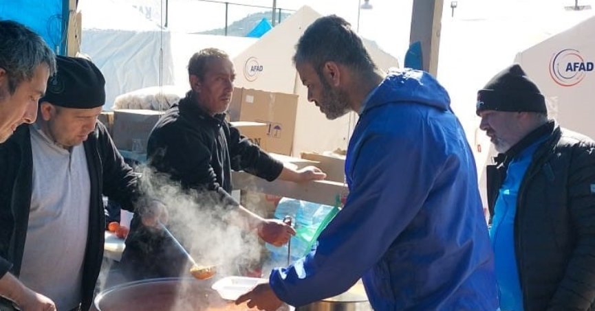 VEFA Hattı ekipleri depremzedelere sıcak yemek ikram ediyor