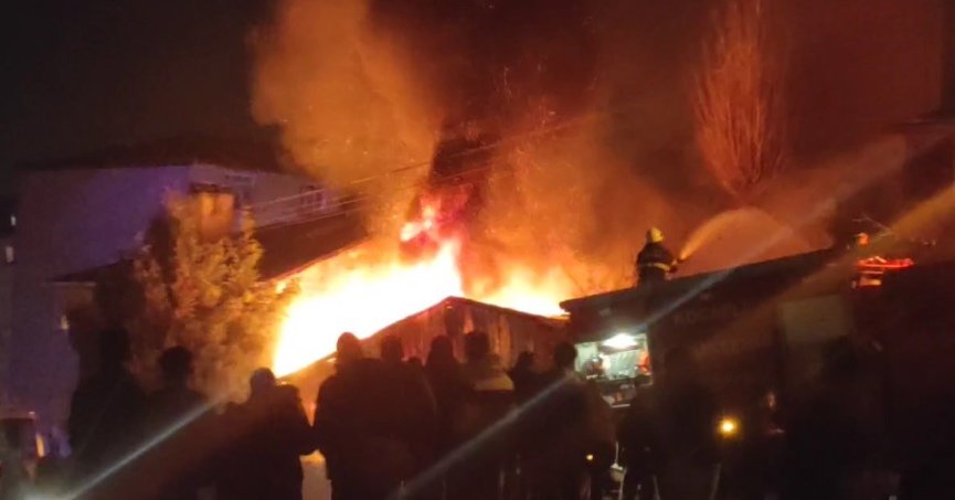 Tek katlı ev alev topuna döndü