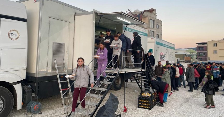Yüzbinlerce kişiye sıcak yemek ikramı   