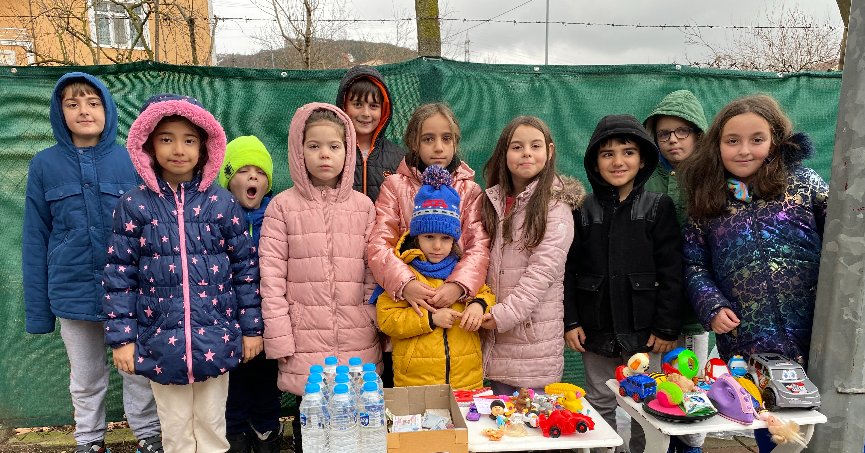 Oyuncaklarını satıp parasını depremzedelere bağışlıyorlar