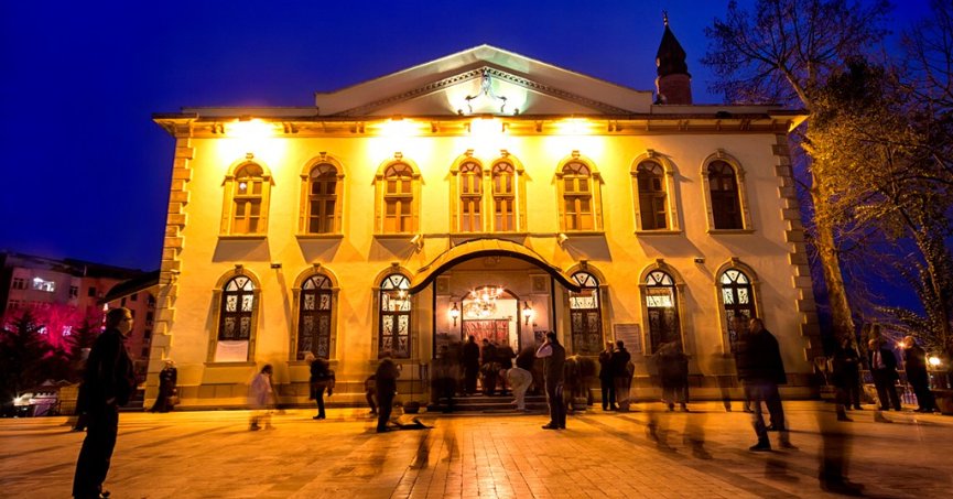 Eller depremde vefat eden vatandaşlar için semaya açıldı