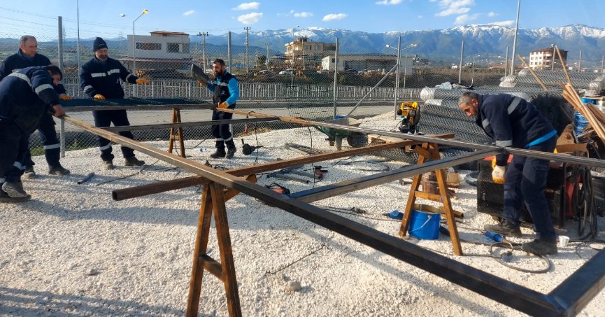 Defne’deki çadır kentin  çevresine tel çit inşa ediliyor